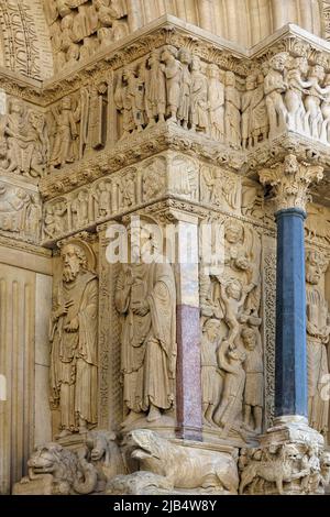 Statue di santi a destra del portale principale, facciata romanica dell'ex chiesa abbaziale benedettina Eglise Saint-Trophime, Arles Foto Stock