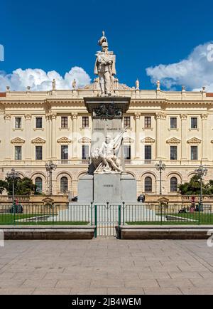 Palazzo della Provincia e Statua del Re Vittorio Emanuele II, Piazza Italia, Sassari, Sardegna, Italia Foto Stock