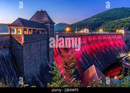 Diga nella luce della sera, illuminato in rosso, muro diga del serbatoio di Edersee, la centrale elettrica di Hemfurth, diga di Edertal, diga di Eder, Castello di Waldeck e Hotel Foto Stock