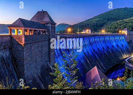 Diga nella luce della sera, illuminato in blu, diga parete del serbatoio di Edersee, la centrale elettrica di Hemfurth, diga di Edertal, diga di Eder, Castello di Waldeck e Hotel Foto Stock