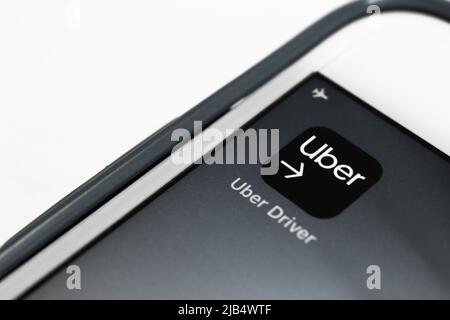 Kumamoto, Giappone - Luglio 23 2020 : l'app di Uber su iPhone in bianco e nero. Si tratta di una multinazionale statunitense con sede a San Francisco, California Foto Stock