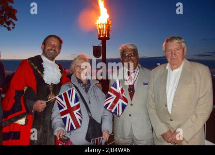 02/06/2022Gravesend UK il faro sulla collina di Windmill Gravesend è stato illuminato alle 9,45pm questa sera dal sindaco di Gravesham Borough Council Cllr Peter Scoll Foto Stock