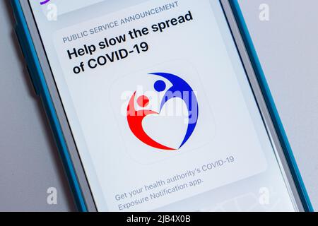 Annuncio pubblico su Covid-19 in App Store. App Icon è la nuova app Coronavirus per il tracciamento dei contatti del Ministero della Salute, del lavoro e del benessere del Giappone Foto Stock