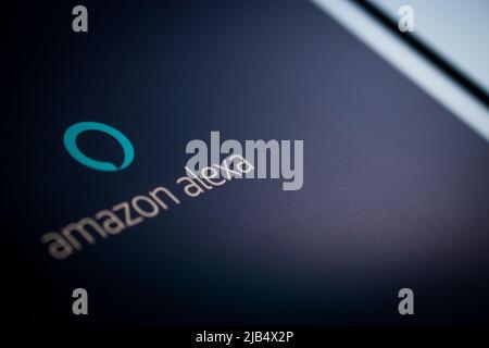 Kumamoto, Giappone - Feb 10, 2020 : il primo piano del logo Amazon Alexa sul tablet. Amazon Alexa è un assistente virtuale della tecnologia di intelligenza artificiale sviluppata da Amazon. Foto Stock
