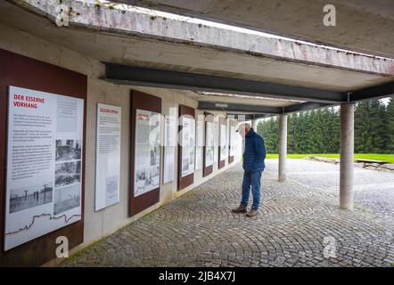 Escursionisti di fronte alle bacheche informative del Memoriale della cortina di ferro al valico di frontiera Guglwald, nella regione di Muehlviertel, Austria superiore, Austria Foto Stock