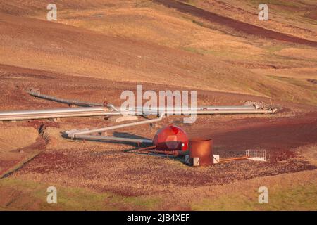 Vista della centrale termoelettrica geotermica e di riscaldamento vicino a Krafla, Islanda con tubi visibili che attraversano scener.and qualche altra roba. Foto Stock