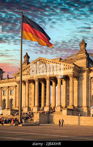 Ingresso principale del Reichstag in tarda serata con i turisti in attesa, Berlino, Germania Foto Stock