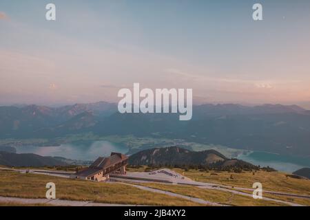 Capolinea superiore della stretta ferrovia a cremagliera sul monte schafberg in alta austria. Vista romantica della vecchia ferrovia in alto sulla montagna. Foto Stock