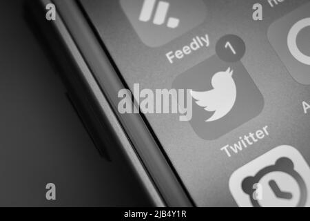 App Twitter con badge 1 su iPhone in bianco e nero. Twitter è un microblog statunitense e SNS su cui gli utenti pubblicano e interagiscono con messaggi noti come 'tweet' Foto Stock