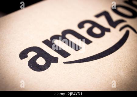 Kumamoto, Giappone - Mar 5 2020 : logo Amazon stampato su scatola di cartone. Amazon.com, Inc. È un'azienda tecnologica statunitense con sede a Seattle, Washington Foto Stock