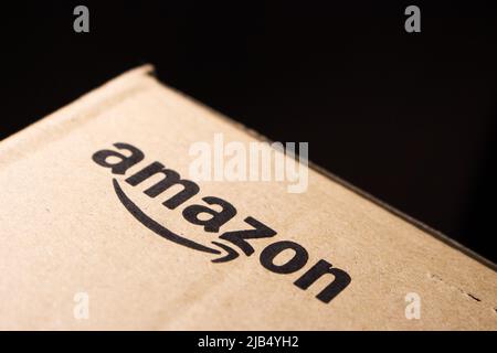 Kumamoto, Giappone - Mar 5 2020 : logo Amazon stampato su scatola di cartone. Amazon.com, Inc. È un'azienda tecnologica statunitense con sede a Seattle, Washington Foto Stock