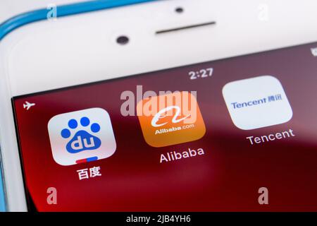 Kumamoto, Giappone - Mar 5 2020 : icone di BAT, i più grandi giganti tecnologici della Cina, su un iPhone. Baidu, Alibaba e Tencent sono le prime 3 aziende tecnologiche in Cina. Foto Stock