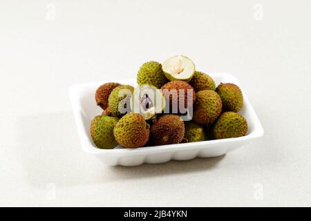 Green Lychee Summer Fruit on polistirene Food Packaging Tray for sale at Supermarket Foto Stock