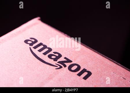 Kumamoto, Giappone - Mar 5 2020 : logo Amazon su scatola di cartone in rosso a destra. Amazon.com, Inc. È una società tecnologica statunitense con sede a Seattle, Washington Foto Stock