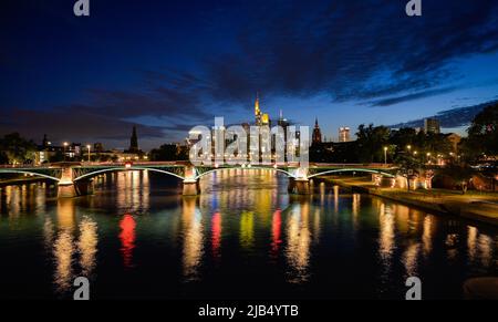 Ignatz Bubis Bridge, Main, skyline, grattacieli, centro città, Francoforte sul meno, Assia, Germania Foto Stock