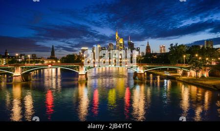 Ignatz Bubis Bridge, Main, skyline, grattacieli, centro città, Francoforte sul meno, Assia, Germania Foto Stock