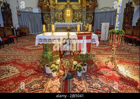 Altare maggiore decorato a Pasqua, chiesa parrocchiale cittadina di San Pietro e Paolo, 'Dom des Westallgaeus', chiesa neobarocca del 1914, Lindenberg, Allgaeu Foto Stock