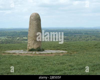 La pietra del fallimento (Lia Fail in Irlandese) sulla collina di Tara è, secondo la leggenda, la pietra dell'incoronazione degli alti re irlandesi. La collina di Tara Foto Stock