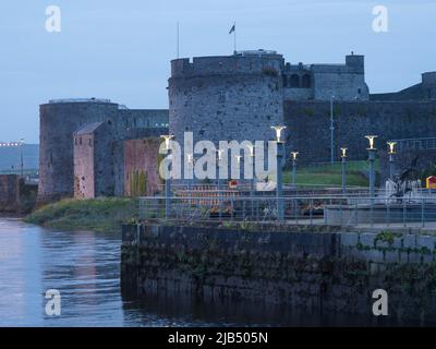 Il King John's Castle è un castello del 13th secolo sull'isola di King sul fiume Shannon a Limerick, Irlanda, Merchants Quay, Limerick, Limerick, Irlanda Foto Stock