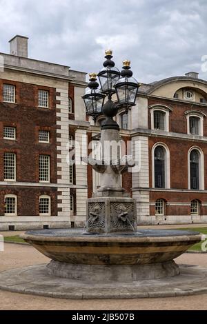 LONDRA, Regno Unito - 01 GIUGNO 2022: Fontana nel Royal Naval Hospital di Greenwich Foto Stock