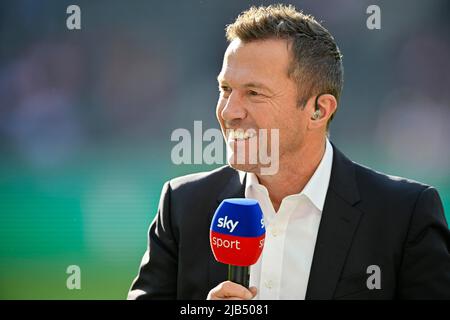 Esperto TV Lothar Mattaeus, ritratto, microfono, CIELO, logo, Finale della Coppa DFB 79th, Stadio Olimpico, Berlino, Germania Foto Stock