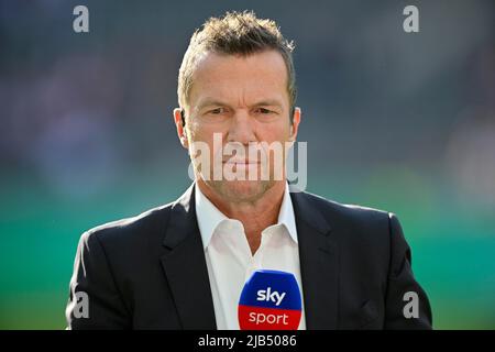 Esperto TV Lothar Mattaeus, ritratto, microfono, CIELO, logo, Finale della Coppa DFB 79th, Stadio Olimpico, Berlino, Germania Foto Stock