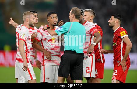 Arbitro Referee Sascha Stegemann in conversazione, discussione con Benjamin Henrichs RasenBallsport Leipzig RBL Mohamed Simakan RasenBallsport Leipzig Foto Stock