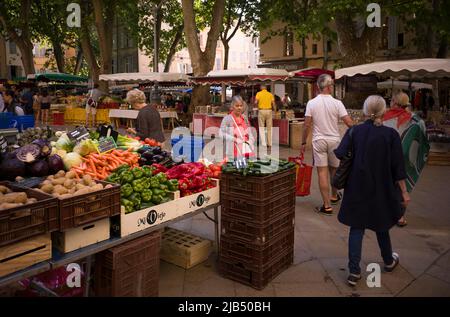 Ortaggi freschi, mercato della frutta e della verdura, mercato settimanale, Aix-en-Provence, Bouches-du-Rhone, Provenza-Alpi-Costa Azzurra Foto Stock