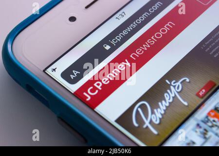 Sito web di J. C. Penney su iOS. JCPenney è una catena di grandi magazzini negli Stati Uniti con 846 sedi in 49 stati Uniti e Porto Rico. Foto Stock