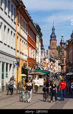 Scena stradale zona pedonale, pedoni, passanti-spingendo biciclette, ciclisti, turisti, nella parte posteriore destra della baia torre museo universitario, in Foto Stock