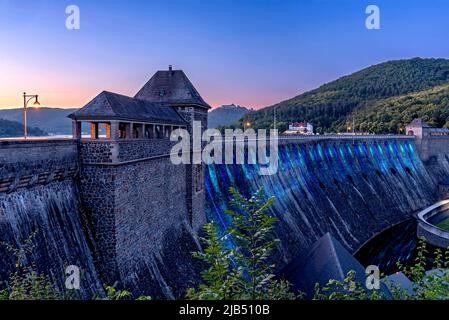 Diga nella luce della sera, illuminato in blu, diga parete del serbatoio di Edersee, la centrale elettrica di Hemfurth, diga di Edertal, diga di Eder, Castello di Waldeck e Hotel Foto Stock