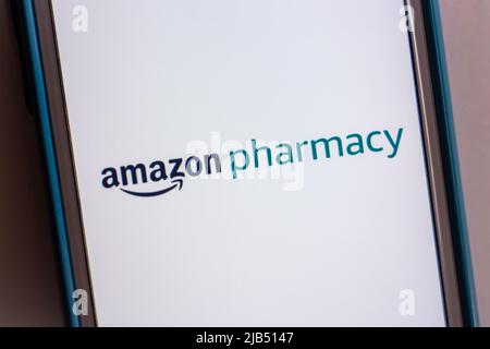 Logo di Amazon Pharmacy, una farmacia online degli Stati Uniti da Amazon.com, su iPhone. È stato lanciato il 17 novembre 2020, inizialmente offrendo servizio solo negli Stati Uniti Foto Stock