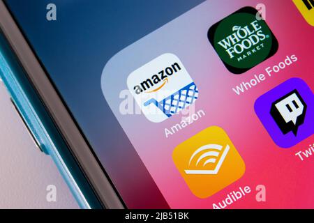 Kumamoto / GIAPPONE - Ott 3 2020 : Amazon e le sue filiali (Whole Foods, IMDb, Audible, Twitch e Alexa) sullo schermo di iPhone. Foto Stock