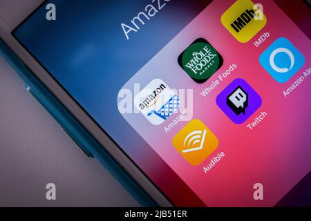 Kumamoto / GIAPPONE - Ott 3 2020 : Amazon e le sue filiali (Whole Foods, IMDb, Audible, Twitch e Alexa) sullo schermo di iPhone. Foto Stock