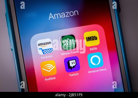 Kumamoto / GIAPPONE - Ott 3 2020 : Amazon e le sue filiali (Whole Foods, IMDb, Audible, Twitch e Alexa) sullo schermo di iPhone. Foto Stock