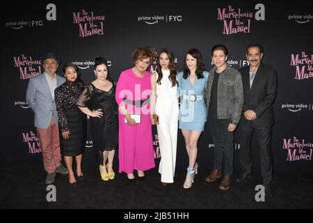 Brooklyn, NY, USA. 2nd giugno 2022. Kevin Pollak, Stephanie Hsu, Alex Borstein, Caroline Aaron, Marin Hinkle, Rachel Brosnahan, Michael Zegen, Tony Shalhoub agli arrivi per LA MERAVIGLIOSA SIGNORA. MAISEL FYC Screening, Steiner Studios, Brooklyn, NY 2 giugno 2022. Credit: Quoin Pics/Everett Collection/Alamy Live News Foto Stock