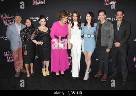 Brooklyn, NY, USA. 2nd giugno 2022. Kevin Pollak, Stephanie Hsu, Alex Borstein, Caroline Aaron, Marin Hinkle, Rachel Brosnahan, Michael Zegen, Tony Shalhoub agli arrivi per LA MERAVIGLIOSA SIGNORA. MAISEL FYC Screening, Steiner Studios, Brooklyn, NY 2 giugno 2022. Credit: Quoin Pics/Everett Collection/Alamy Live News Foto Stock