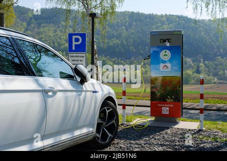 Veicolo al punto di ricarica di una stazione di ricarica elettrica, EWF, Edertal, Hesse, Germania Foto Stock