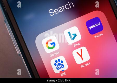 Kumamoto / GIAPPONE - Ott 20 2020 : primo piano top icone dei motori di ricerca (Google, Bing, Yahoo, Baidu e Yandex) sullo schermo di iPhone Foto Stock