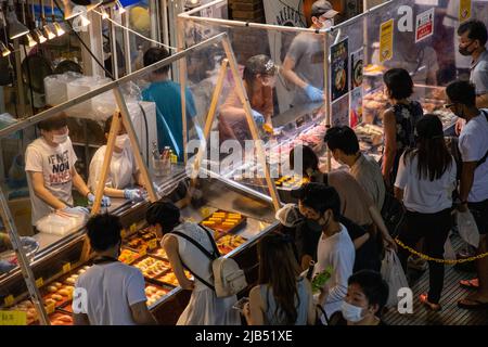 Shimonoseki, Yamaguchi / GIAPPONE - ago 14 2020 : Vista ad angolo di Carato Ichiba. Ci sono negozi di sushi e ristoranti di pesce nel mercato. Foto Stock