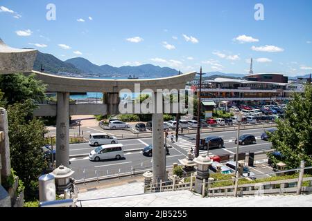 Shimonoseki, Yamaguchi / GIAPPONE - ago 14 2020 : il tiro di Kamon Wharf e strada da Kameyama Hachimangu. Foto Stock