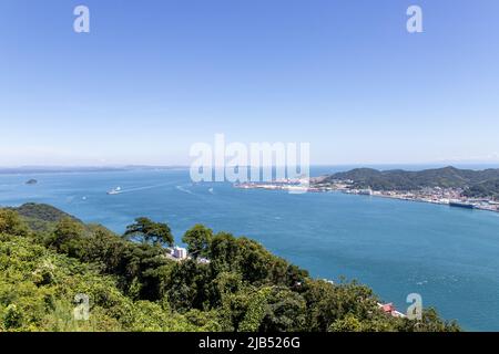 Shimonoseki, Yamaguchi / GIAPPONE - ago 14 2020 : paesaggio urbano Kanmon Kaikyo e Moji lato dalla cima del Parco Hinoyama. Foto Stock