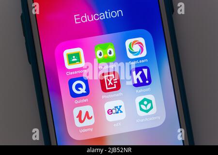 Primo piano applicazioni / servizi di formazione popolari (aula, Duolingo, SoloLearn, Quizlet, Photomath, Kahoot!, Udemy, edX e Khan Academy) sullo schermo dell'iPhone Foto Stock