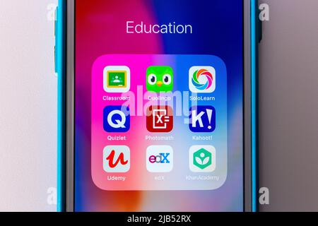 Primo piano applicazioni / servizi di formazione popolari (aula, Duolingo, SoloLearn, Quizlet, Photomath, Kahoot!, Udemy, edX e Khan Academy) sullo schermo dell'iPhone Foto Stock