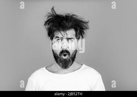 Divertente e pazzo. Uomo bearded con i capelli disordinati. Concetto di barbiere. Barba lunga e baffi. Foto Stock