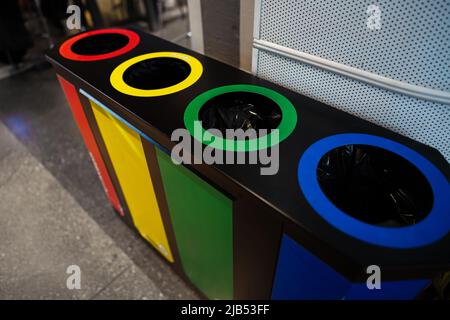 Contenitori per rifiuti da riciclare in un centro commerciale Foto Stock
