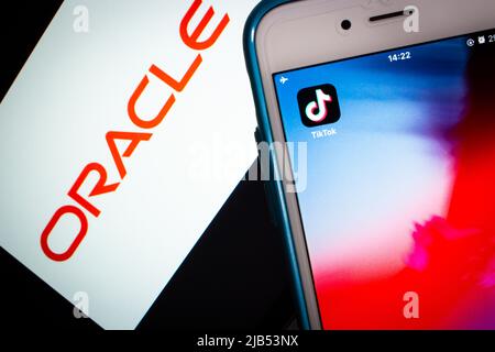 Kumamoto / GIAPPONE - Set 19 2020 : TikTok e il logo del marchio Oracle su dispositivo smart. Foto Stock