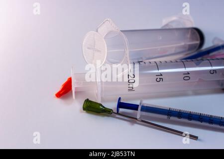 Kit siringa medicale (ago, cappuccio, siringa) su sfondo bianco. Coronavirus, COVID-19, concetto di vaccino ospedaliero e sanitario. Strumento di trattamento medico Foto Stock