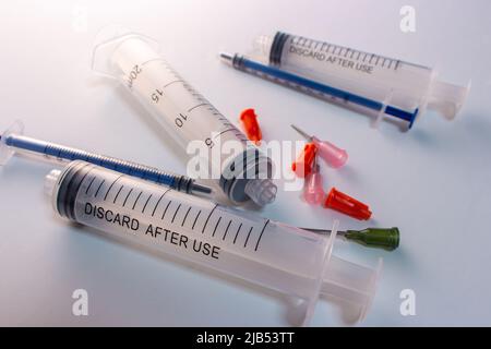 Kit siringa medicale (ago, cappuccio, siringa) su sfondo bianco. Coronavirus, COVID-19, concetto di vaccino ospedaliero e sanitario. Strumento di trattamento medico Foto Stock