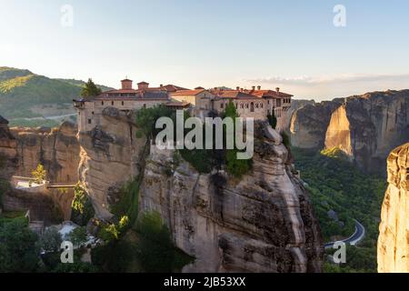 Monasteri di Meteora, il Santo Monastero di Varlaam in primo piano, Grecia Foto Stock